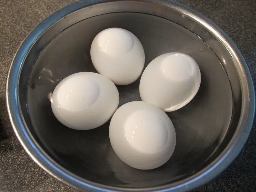 Cách luộc trứng vịt lộn ngon mềm không bị nứt cực kì đơn giản